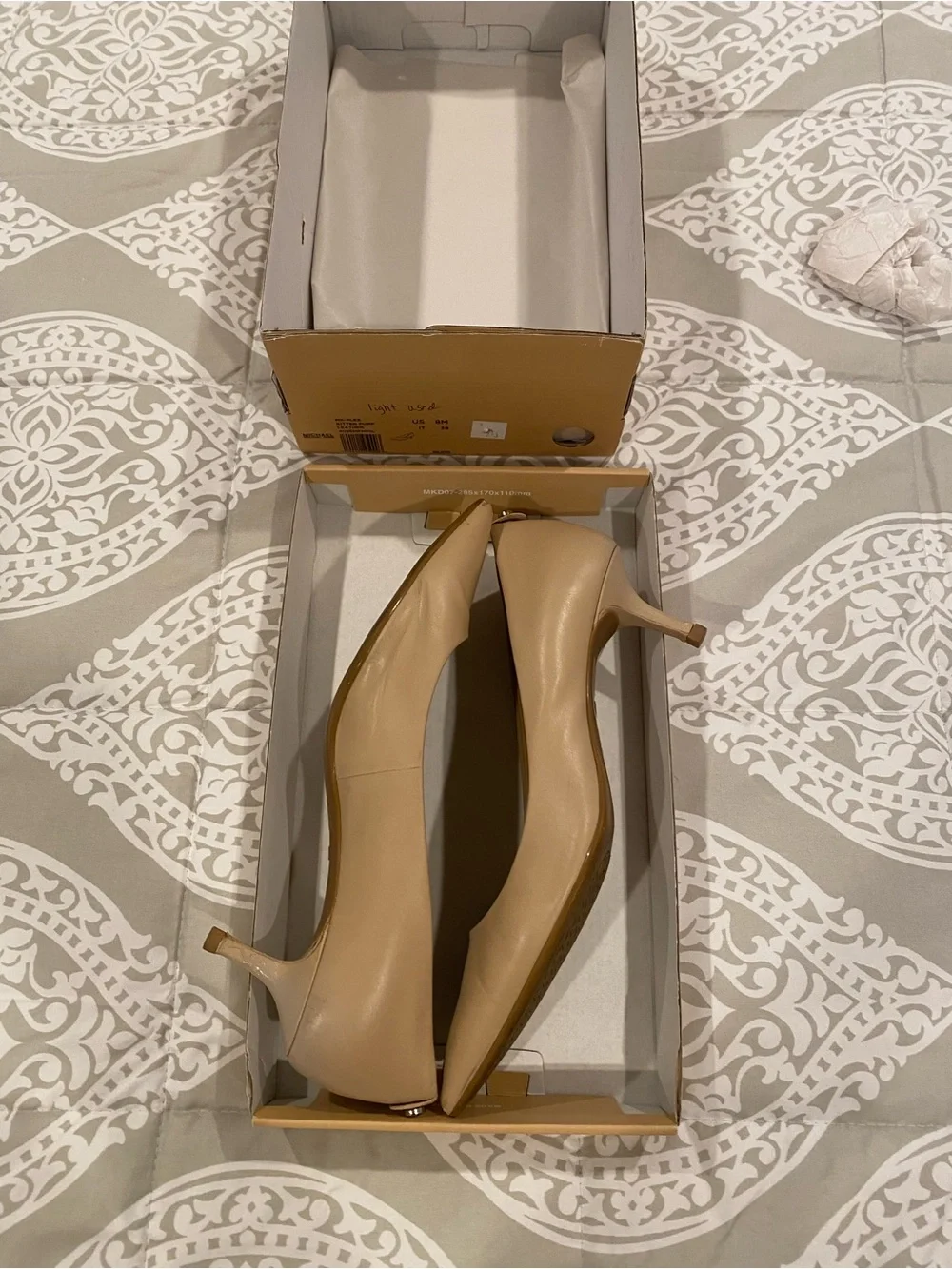 *used* Michael Kors Kitten Heel flex pumps.